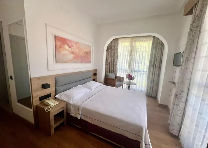 卡瑞克西酒店 2* 马尔马里斯