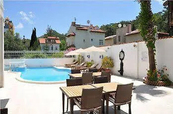 卡瑞克西酒店 2* 马尔马里斯